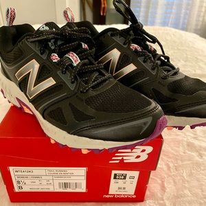 New Balance Trail sneakers, worn 1x  and kept in box - size 8.5 black with color